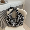 Grande borsa tote con stampa leopardata bianca e nera e ampia tracolla comoda - Stampa leopardata