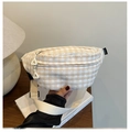 Primo piano dettagliato del marsupio in tela beige a scacchi con bordo in pizzo bianco - Cachi
