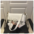 Detalle de bolso bandolera de cuero granulado blanco con hebilla cuadrada minimalista - Blanco