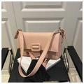 Detalle del bolso de hombro rosa en cuero granulado con hebilla y correa a juego - Rosa