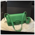 Detalle de bolso de hombro en cuero granulado verde con mini monedero y herrajes dorados - Verde