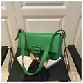 Detalle del bolso de hombro en cuero verde con textura lichi y herrajes metálicos dorados - Verde