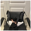 Detalle de bolso de hombro en cuero granulado negro con hebilla dorada y solapa - Negro