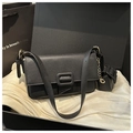 Detalle del bolso baguette de cuero negro con hebilla a juego y mini monedero colgante - Negro
