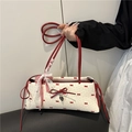 Cremefarbene Schultertasche mit roten Punkten, Schleifenmustern und Seidenband - Weiß