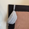 Marsupio a mezzaluna a scacchi grigio e bianco con doppia cerniera e tracolla grigia - Grigio