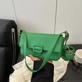 Borsa baguette minimalista in pelle martellata verde con mini pochette rotonda abbinata - Nero