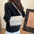 Borsa a tracolla bohémien in paglia intrecciata beige con nappe e conchiglie per l'estate - Bianco
