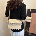 Borsa a tracolla in paglia intrecciata beige con nappe e cinturino in pelle regolabile - Cachi