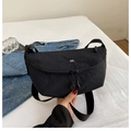 Dettaglio della borsa a tracolla in nylon nero con stampa OK bianca e doppia cerniera - Nero
