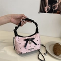 Bolso de mano plisado rosa con lazos negros y correa de cadena de metal para mujer - Rosa