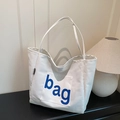 Große weiße Canvas-Tragetasche mit blauem 'bag'-Aufdruck und langen Schultergriffen - Weiß