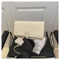 Detalle de bolso bandolera crema minimalista con tejido texturizado y hebilla cuadrada - Beige