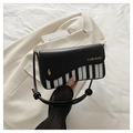 Dettaglio della borsa a spalla con design a tasti di pianoforte e logo a nota musicale oro - Nero