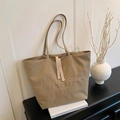 Minimalistische khakifarbene Canvas-Einkaufstasche mit Stickerei und Schulterriemen - Khaki