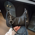 Bolso hobo media luna negro con anillas metálicas plateadas y correa con nudo decorativo - Negro