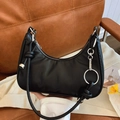 Borsa hobo a mezzaluna nera minimalista con tracolla annodata e dettagli in metallo argento - Nero