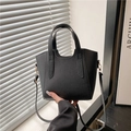 Bolso tipo cubo minimalista de cuero negro granulado con asas y correa ajustable - Negro