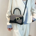 Borsa a tracolla retrò con fibbia a D in metallo ed eleganti dettagli in tessuto grigio - Nero