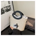 Détail du sac seau en paille beige avec dentelle blanche et nœud en ruban noir - Noir