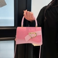 Borsa a tracolla rosa in tessuto diagonale con finiture in pelle e fibbia a D dorata - Rosa