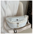 Detalle del bolso de media luna en nailon crema con cremalleras dobles y correa ancha - Blanco