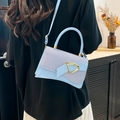 Borsa a mano azzurra con patchwork a contrasto e fibbia a D indossata da una modella - Blu