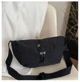Détail du sac demi-lune en nylon noir avec double fermeture éclair et logo en métal - Noir