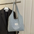 Lichtblauwe corduroy draagtas met wit strikpatroon en HOU-patch, hangend aan een hanger - Zonder Hanger / Lichtblauw