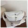 Détail du sac de poitrine en nylon blanc avec fermetures éclair et sangle tissée - Blanc