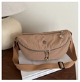 Detalle del bolso de media luna en nailon caqui con cremalleras y correa ajustable - Caqui