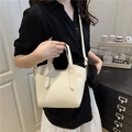 Borsa a secchiello bianca chic con motivo litchi e morbida pelle per spalla elegante - Bianco
