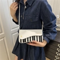 Borsa a tracolla bianca con motivo a tasti di pianoforte e stampa I LIKE MUSIC - Bianco