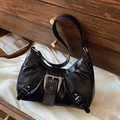 Bolso de hombro retro en cuero negro brillante con hebilla plateada y estilo motero - Negro