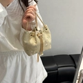 Bolso saco de paja beige con bordado de flores rosas y asa de cadena dorada - Caqui