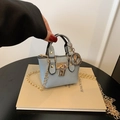 Mini Hellblaue strukturierte Handtasche für Mädchen mit goldfarbenem Schloss und Kette - Blau