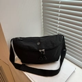 Bolso bandolera de media luna negro minimalista en nailon con logotipo metálico - Negro