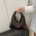 Borsa a mezzaluna marrone scuro in pelle verniciata lucida con tracolla a catena - Marrone
