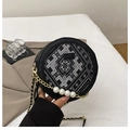 Detalle de bolso redondo con bordado étnico y decoración de cadena con perlas grandes - Negro
