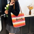 Gewebte Strohtasche mit Summer-Stickerei und orangefarbenem Wellenmuster - Orangerot