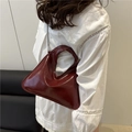 Borsa a tracolla triangolare rosso scuro lucida con manico rotondo e catena d'argento - Rosso