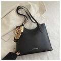 Detalle de bolso tote de cuero negro con costuras en contraste y asa con pañuelo de seda - Negro