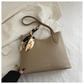 Detalle del bolso tote caqui con asa de pañuelo de seda y letras doradas de moda - Caqui Oscuro