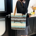 Gewebte Tragetasche mit blau-braunem Wellenmuster und Summer-Stickerei-Detail - Blau mit Braun