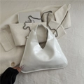 Borsa a mano bianca lucida moderna con forma triangolare e catena d'argento per l'estate - Bianco