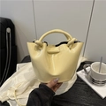Borsa a secchiello giallo crema lucida con manico annodato e logo moda in rilievo - Giallo