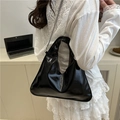 Elegante borsa a mano in pelle verniciata nera con sottile catena in metallo - Nero