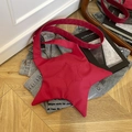 Heldere rode schoudertas in stervorm van canvas op een stijlvolle houten achtergrond - Rood