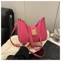 Détail d'un sac à main en cuir mat rose avec un fermoir à boucle carrée en métal doré - Rose rosé