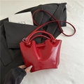 Secchiello rosso lucido con scritta FUFD & BAG e elegante design con manico a nodo - Rosso